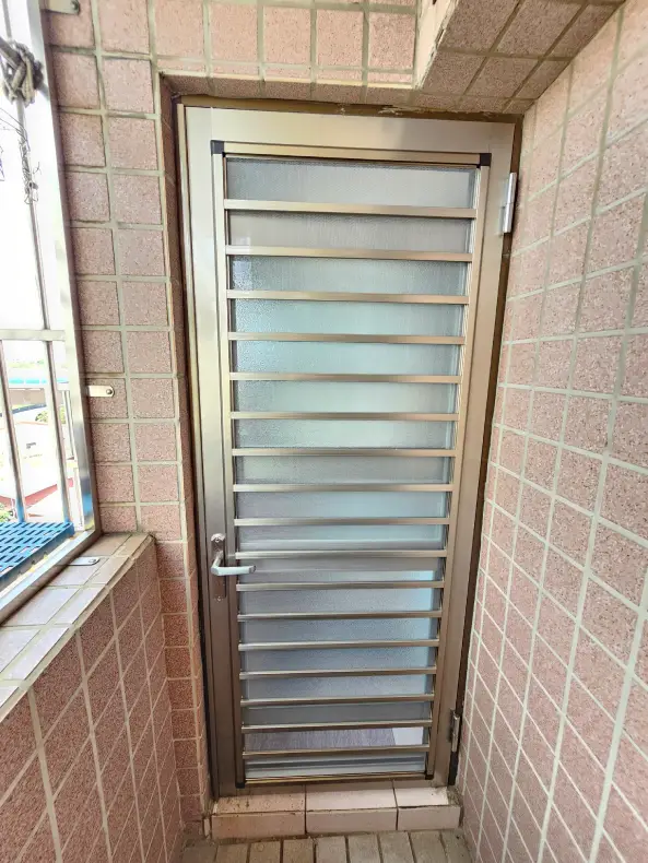 室內門局部改裝:固定玻璃升級活動百葉,通風隱私一次到位