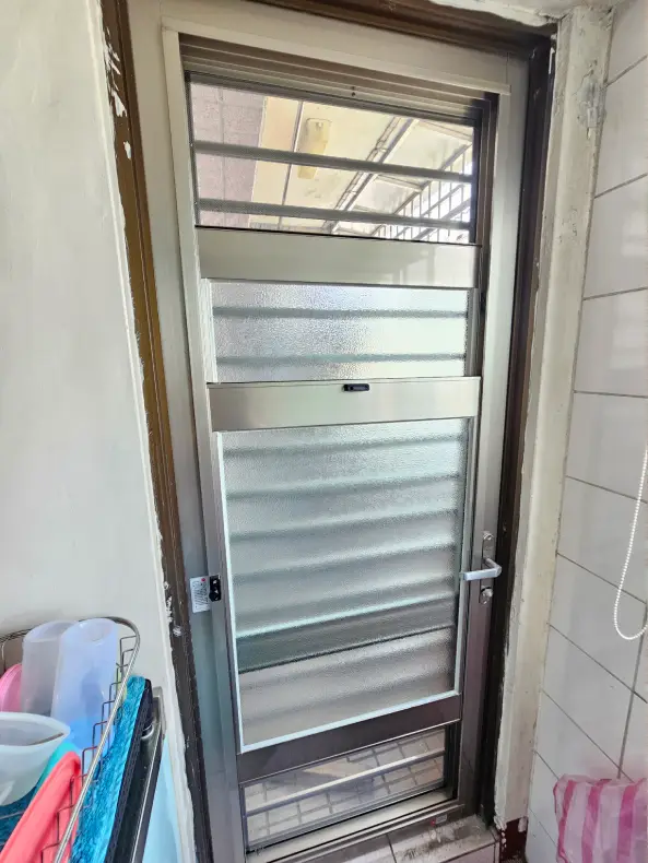 室內門局部改裝:固定玻璃升級活動百葉,通風隱私一次到位