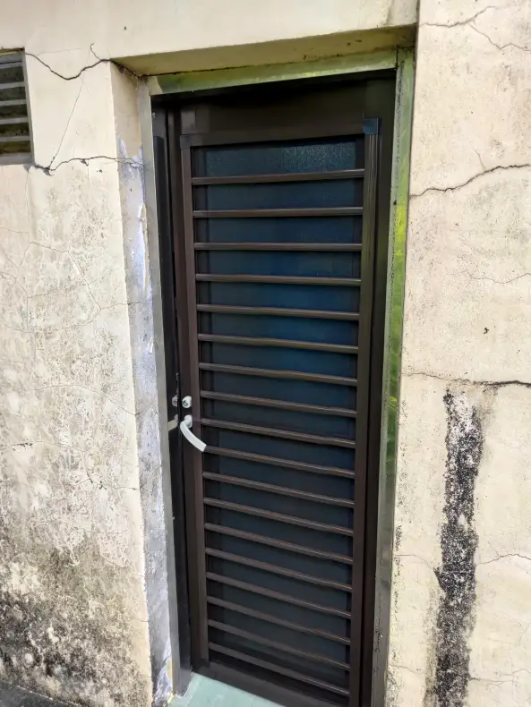 室內門局部改裝:固定玻璃升級活動百葉,通風隱私一次到位