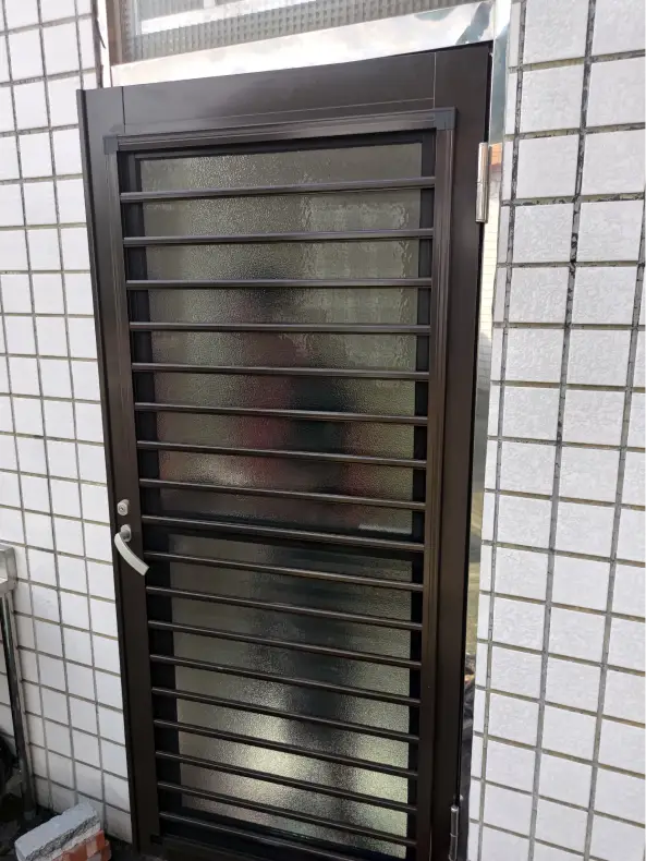 室內門局部改裝:固定玻璃升級活動百葉,通風隱私一次到位