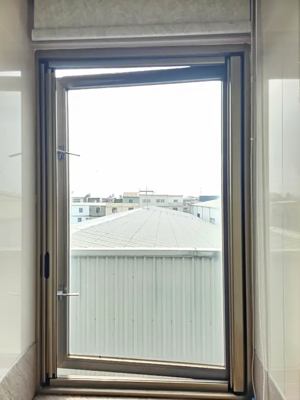 隱形防護，透視無礙 —— 專為極致美學打造的「定位捲軸紗窗」