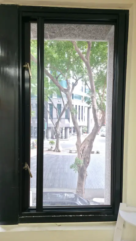 隱形防護，透視無礙 —— 專為極致美學打造的「定位捲軸紗窗」