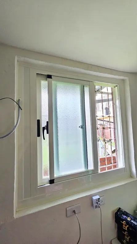 乾式施工氣密窗換新：巧妙避開管線干擾的客製化設計