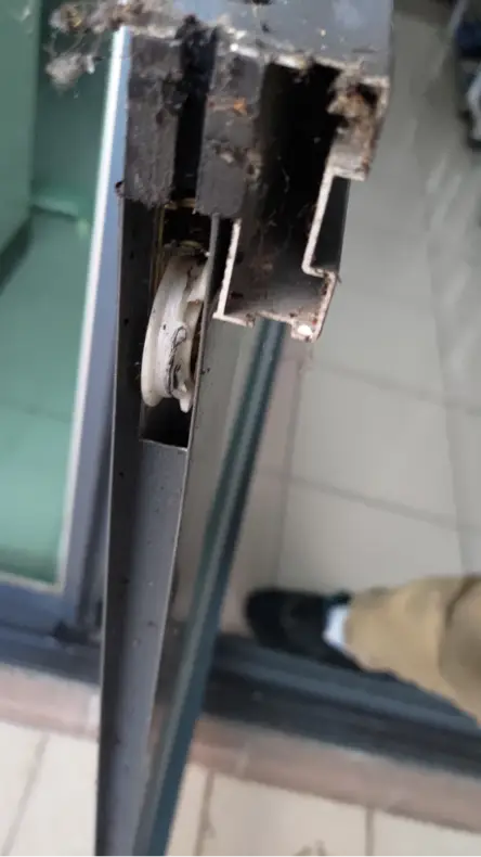 【鋁門窗五金健檢】滑輪更換與軌道維護，重拾新窗般的滑順手感