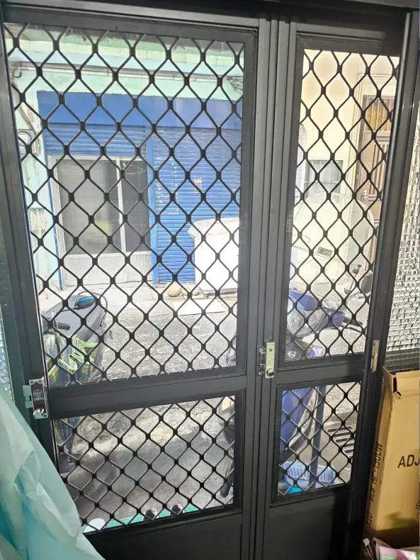 新居落地窗缺件補齊:客製化紗門