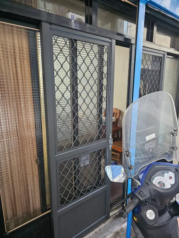 新居落地窗缺件補齊：客製化紗門