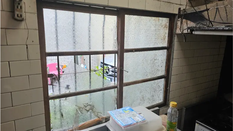 廚房破損舊窗更新：乾式包框工法應用